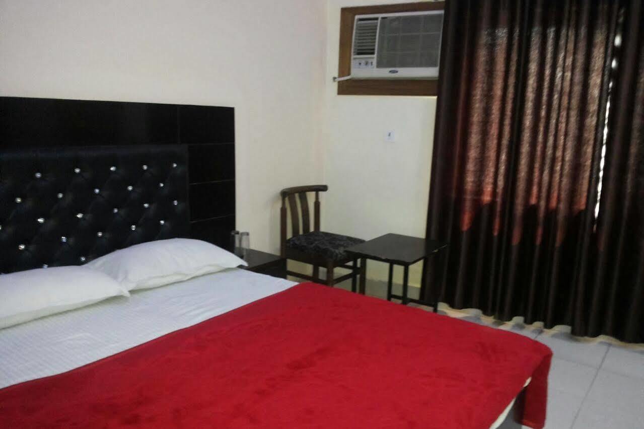 Oyo 26602 Hotel Shubham Dehradun Zewnętrze zdjęcie
